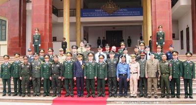 Đoàn tùy viên quân sự nước ngoài tại Việt Nam chụp ảnh lưu niệm nhân chuyến thăm Bộ Tư lệnh Thủ đô Hà Nội sáng 27-10.
